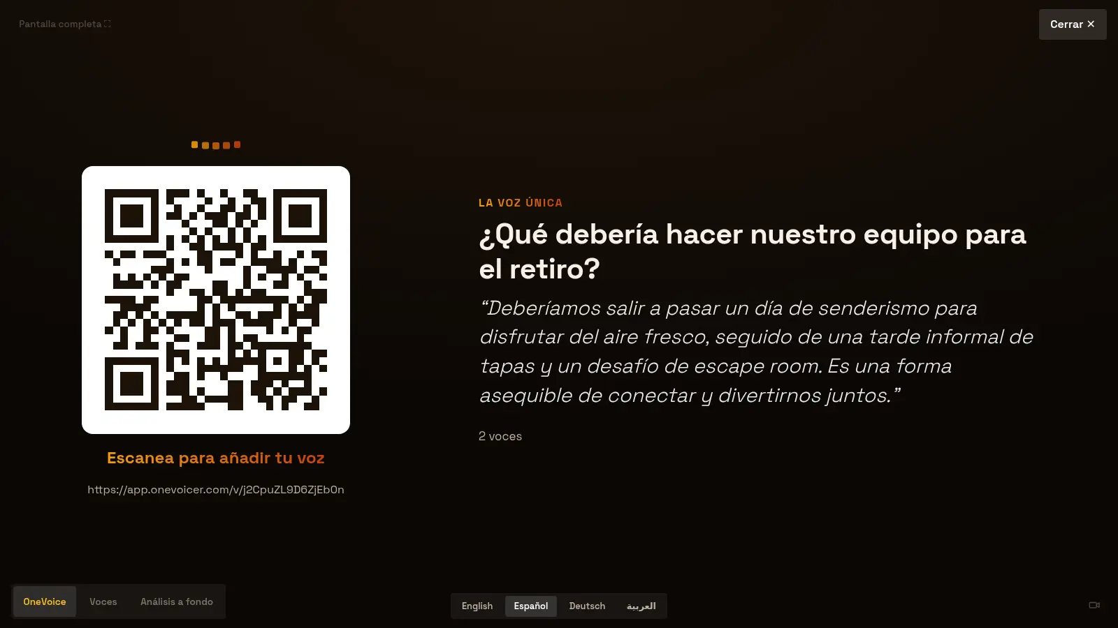The OneVoicer stage on a projector, flipped to Spanish: a QR code on the left, the question and the shared answer in Spanish on the right, and a row of language names along the bottom with Español selected.